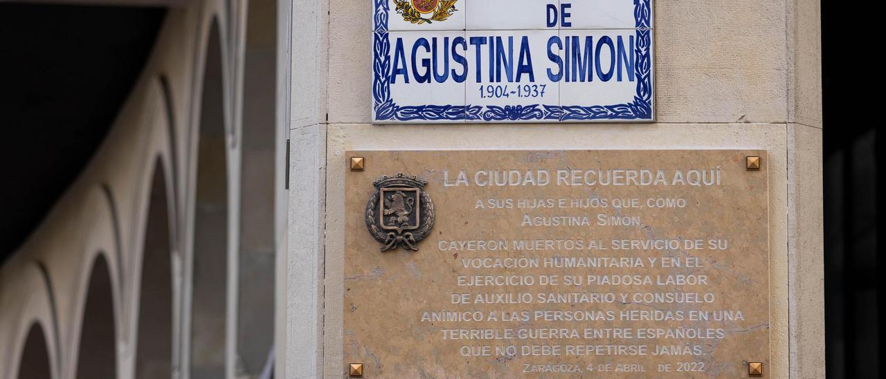 Placa colocada en la calle Agustina Simón para «resignificar» su nombre.