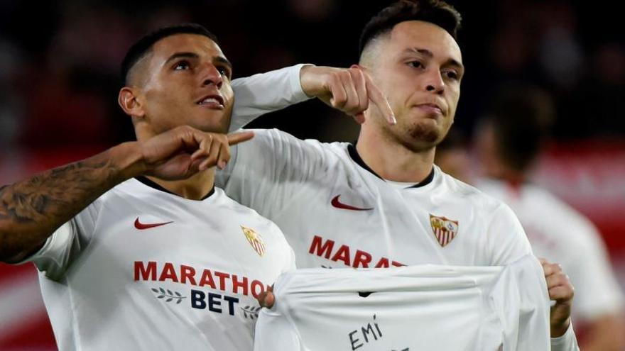 Lucas Ocampos (d) y Diego Carlos, celebran el primer gol del Sevilla.