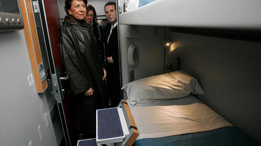 Magdalena Álvarez, con María José Caride y Abel Caballero, ayer, en el nuevo tren-hotel. /