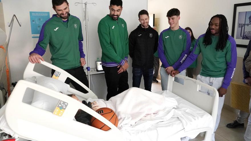 El Unicaja reparte ilusión en el Hospital Quirónsalud