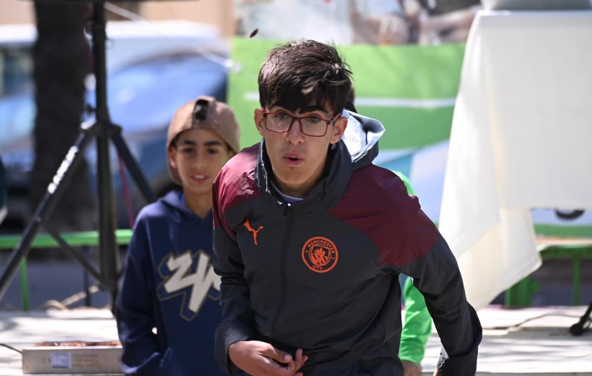 Los mejores momentos del campeonato de lanzamiento de hueso de dátil en Elche este segundo lunes de Pascua