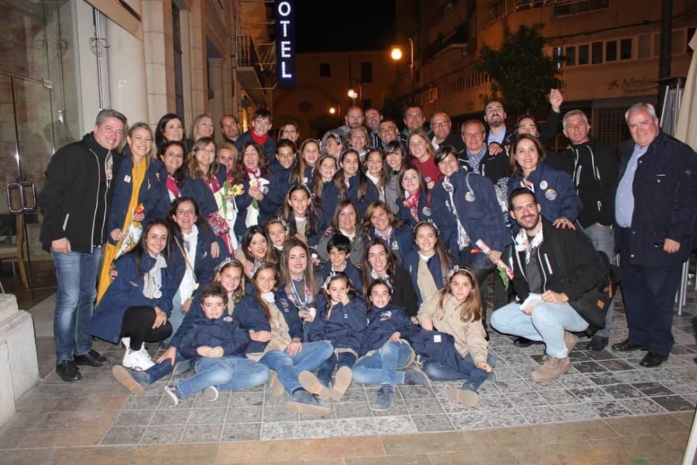 La "Infamilia". El grupo de padres, madres, niñas y más parientes de Sara Larrazábal y su corte