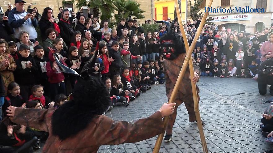 Los dimonis con su baile inician las fiestas de Sant Antoni en Sant Llorenç