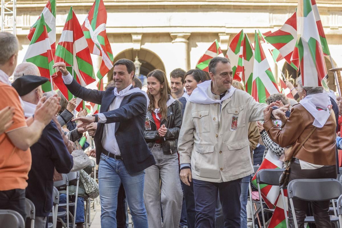 El lehendakari, Imanol Pradales (i) y el presidente del PNV, Aitor Esteban (d), a su llegada a la celebración del Aberri Eguna (día de la Patria Vasca) este domingo en Bilbao. EFE/Javier Zorrilla