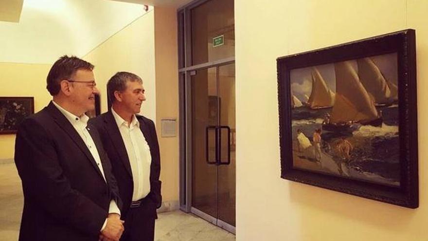 El presidente Ximo Puig observa un cuadro de Sorolla.