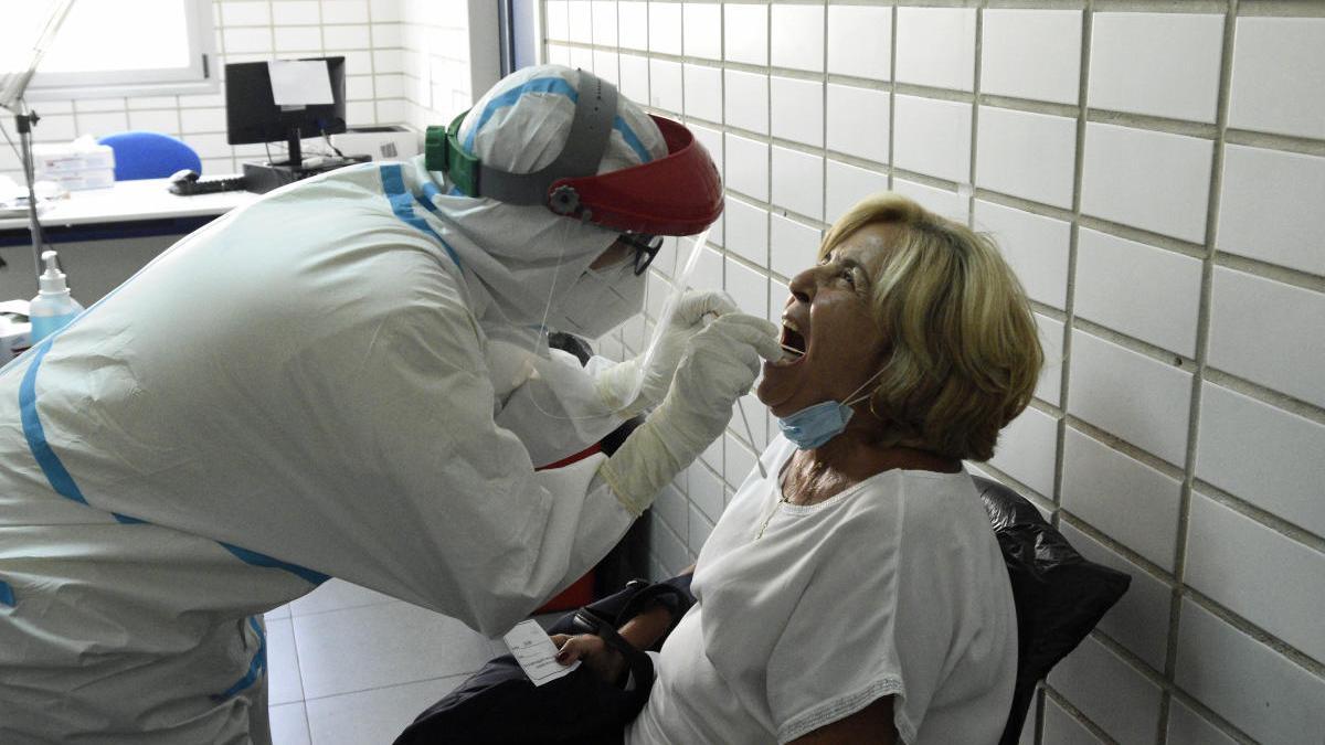 Toma de muestras para pruebas PCR en un centro de salud