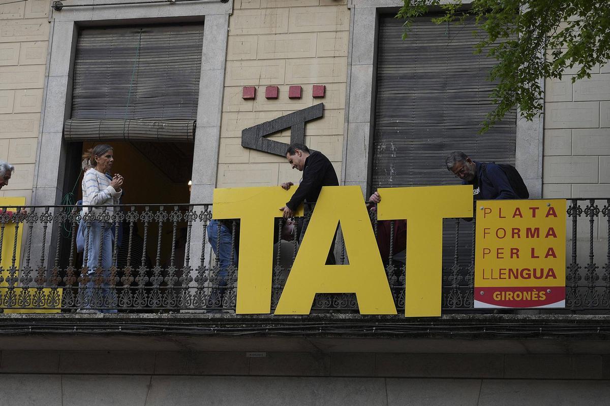 L'ADAC canvia de seu i fa moure les lletres de la paraula Llibertat pel Barri Vell de Girona