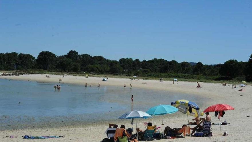 La playa de Xastelas es donde se han registrado problemas con los furtivos de bañador. // Iñaki Abella