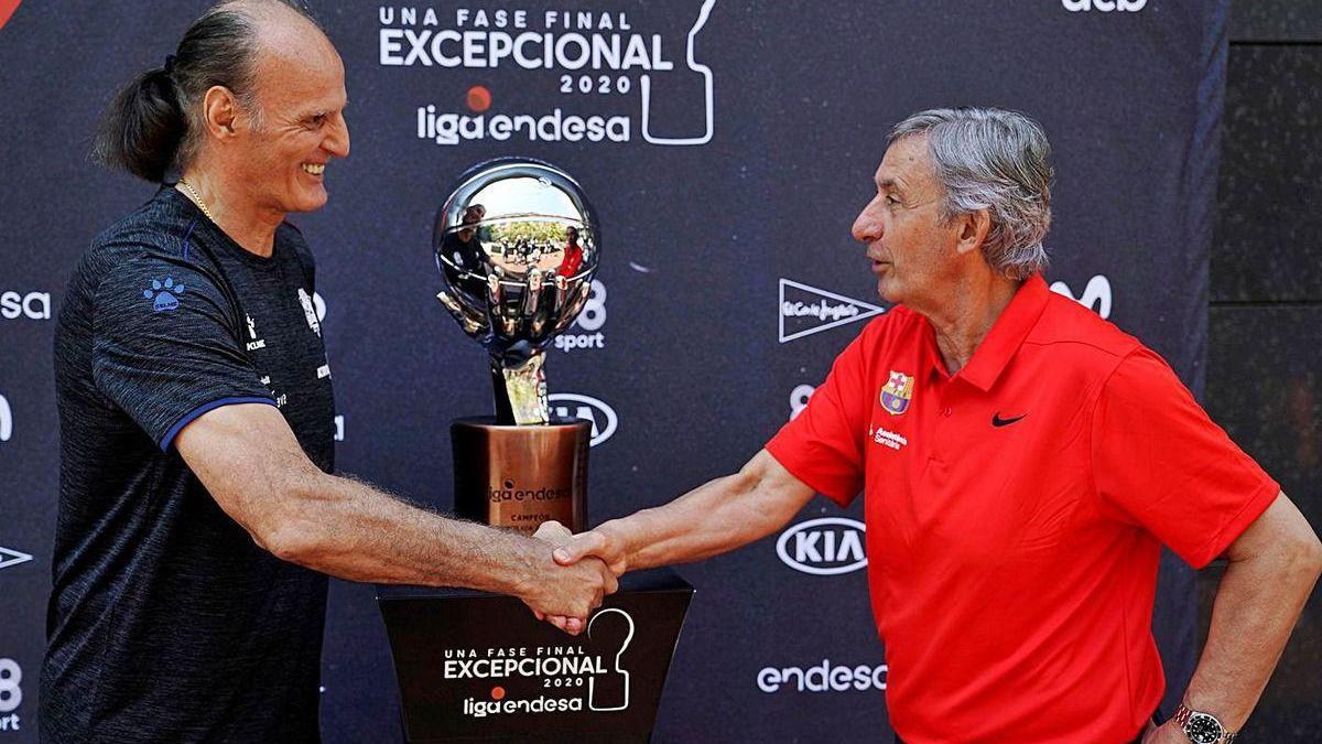 Ivanovic y Pesic se dan la mano frente al trofeo que ganará hoy uno de sus equipos.