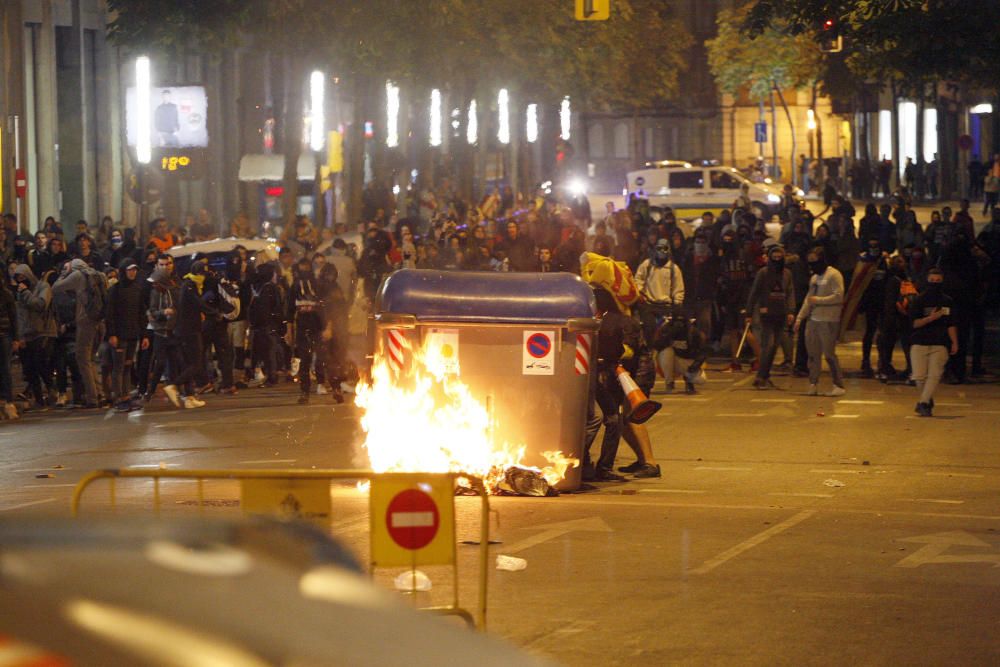 Contenidors cremats, càrregues policials i enfrontaments a Girona