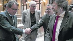 Artur Mas y Antoni Castellà (derecha), en los pasillos del Parlament, ayer.