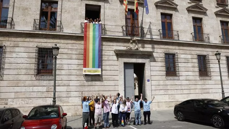 Bernabé despliega la bandera LGTBI en la Delegación del Gobierno con las asociaciones expulsadas de Les Corts