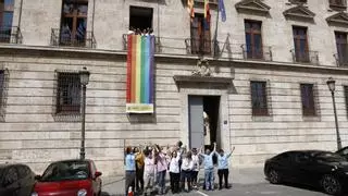 Delegación del Gobierno despliega la bandera LGTBI en conmemoración del Día Internacional contra la LGTBIfobia