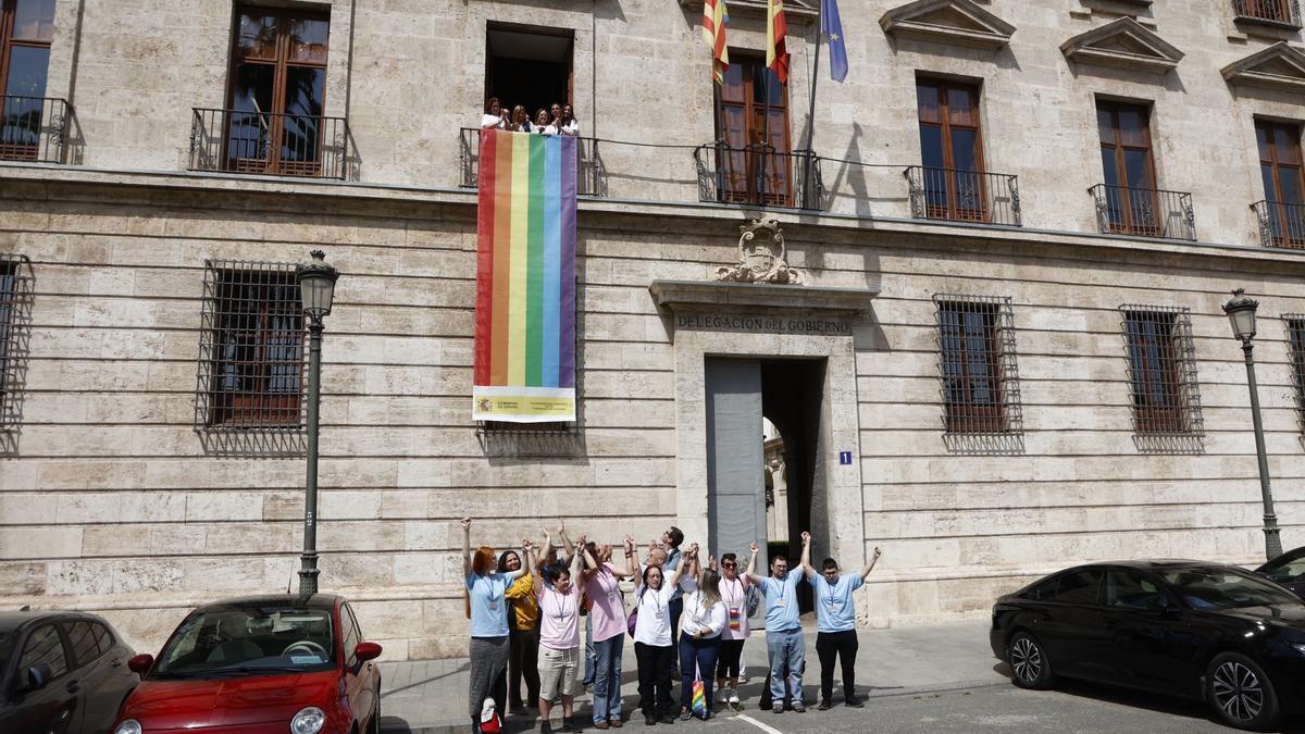 Bernabé despliega la bandera LGTBI en la Delegación del Gobierno con las asociaciones expulsadas de Les Corts