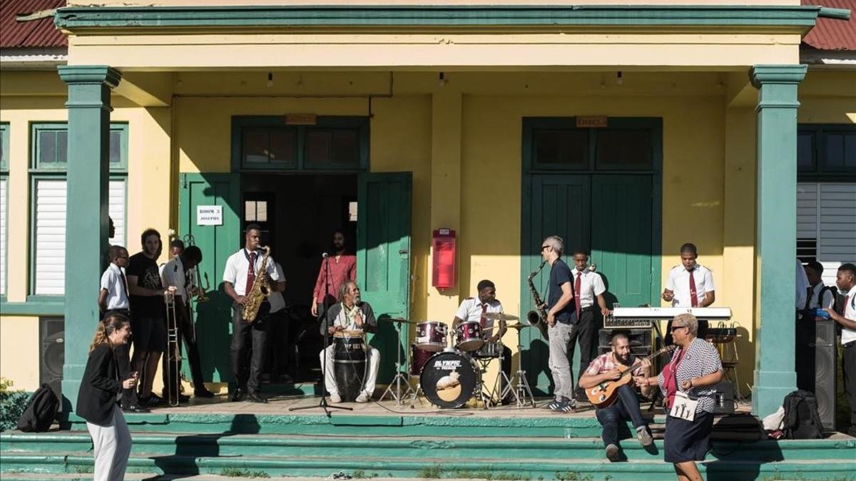 El grupo barcelonés de ska Soweto actuando en la Alpha Boys School de Kingston (Jamaica).