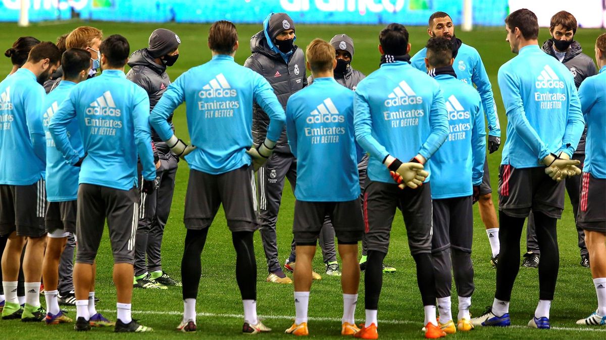 Zidane en un entrenamiento con el equipo