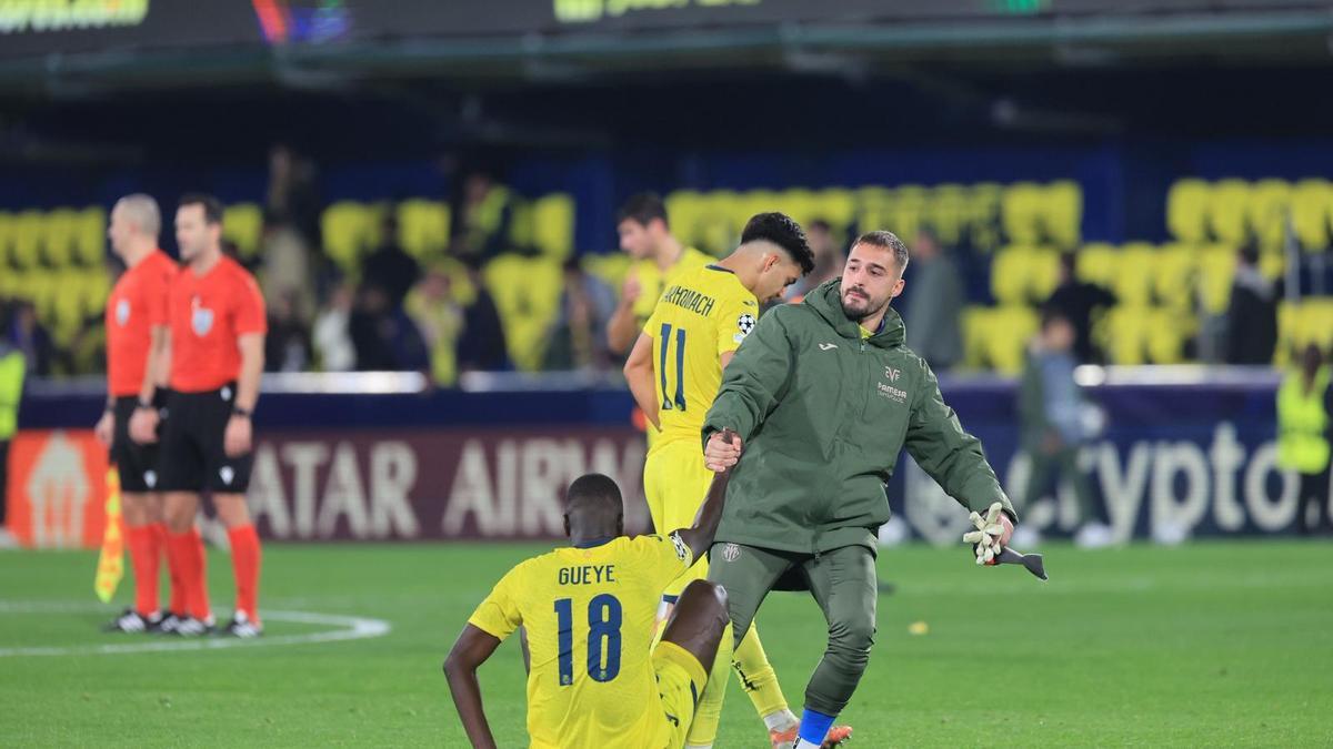 Gueye, consolado por Arnau Tenas.