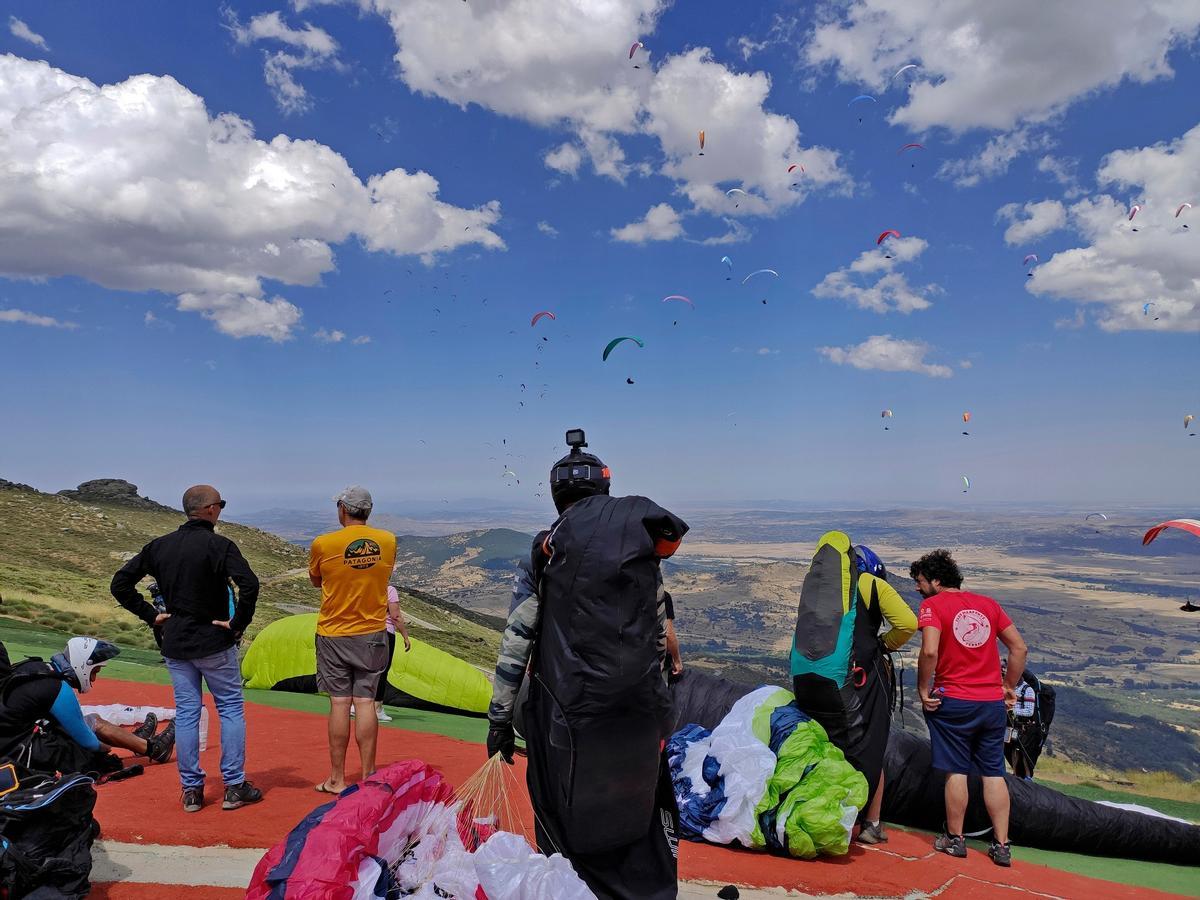 Parapente en la Peña Negra de Ávila.