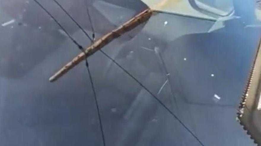 Flocs de neu cauen sobre un cotxe a Moià
