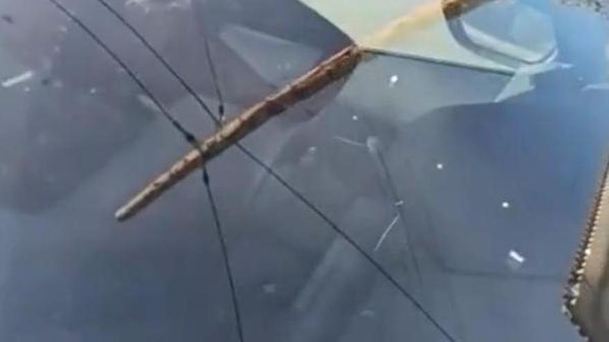 Flocs de neu cauen sobre un cotxe a Moià