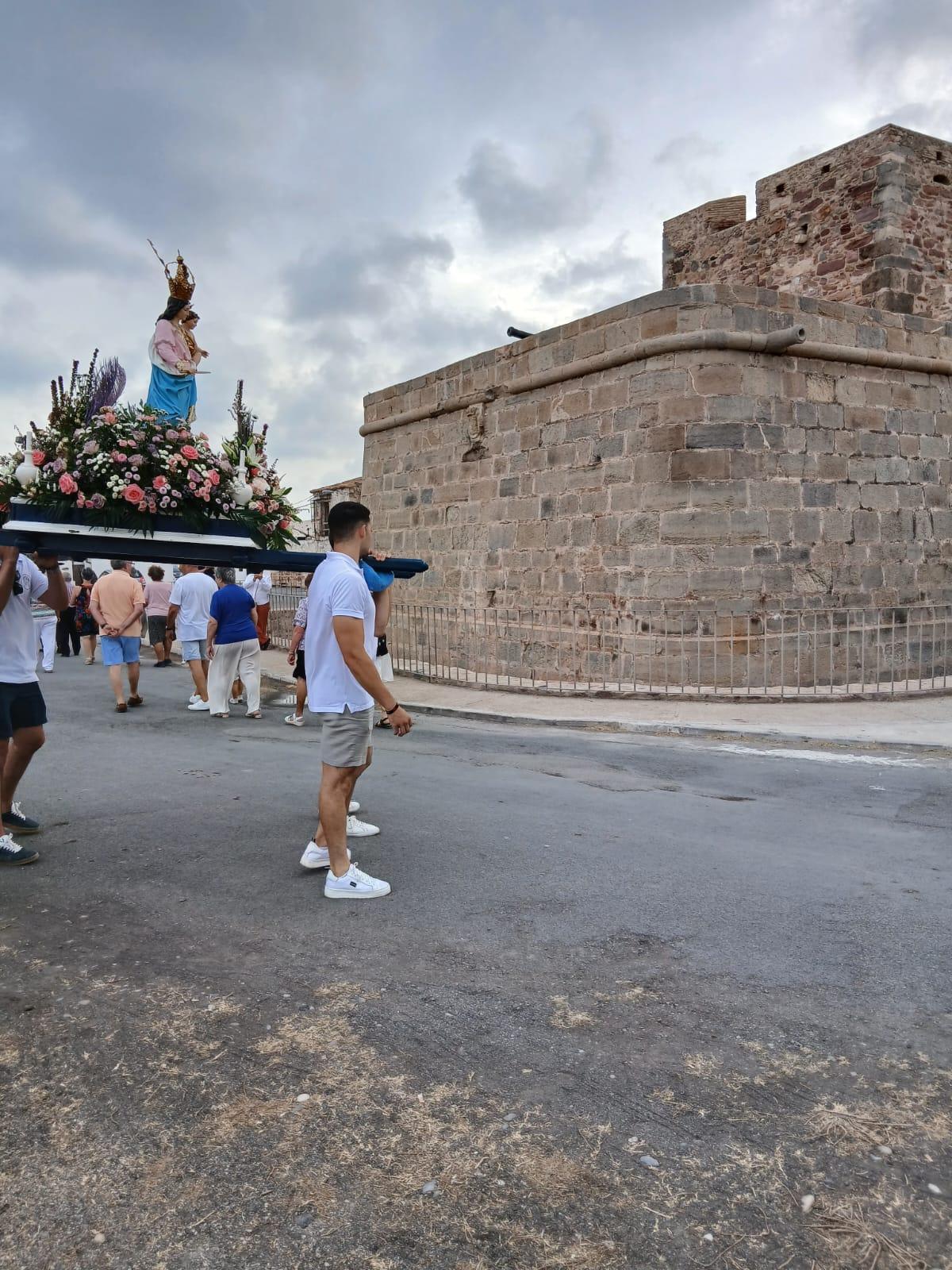 La Virgen, al salir en procesión rente al centro de interpretación.