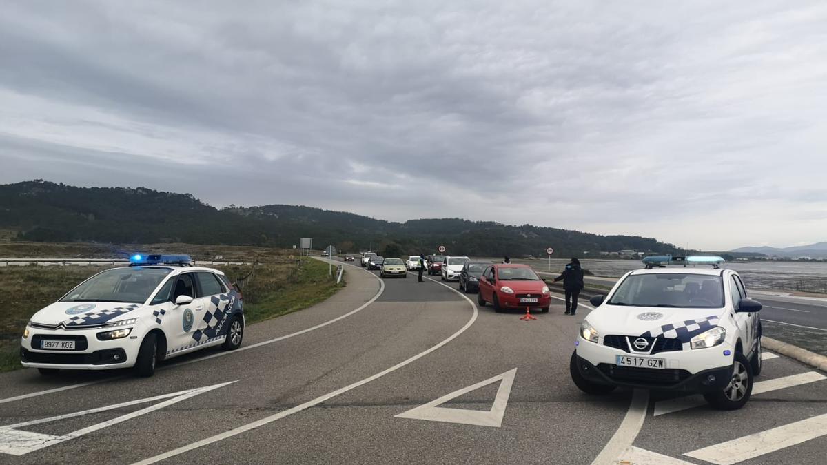 Un control policial en A Lanzada.