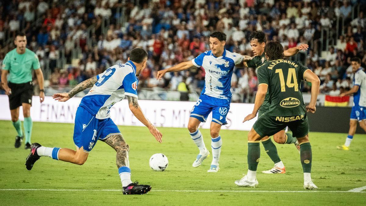 César espera el pase de Jesús en el partido Tenerife-Sporting.