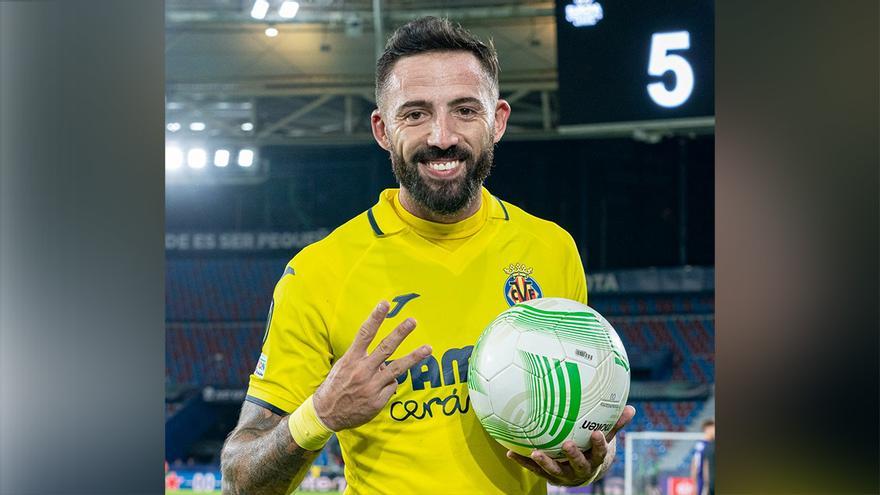 El delantero del Villarreal José Luis Morales, con el balón tras hacer un ‘hat-trick’.