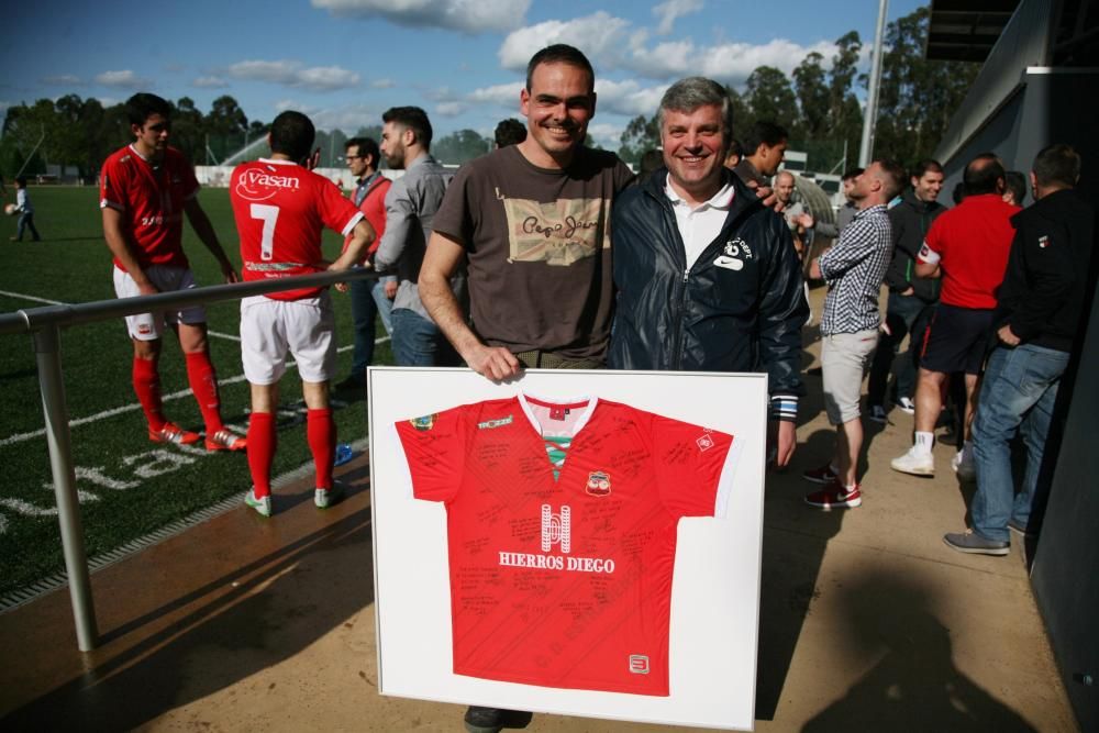 El club homenajea en su despedida al capitán tras 15 años en el club y a su entrenador, tras seis temporadas al frente del banquillo.