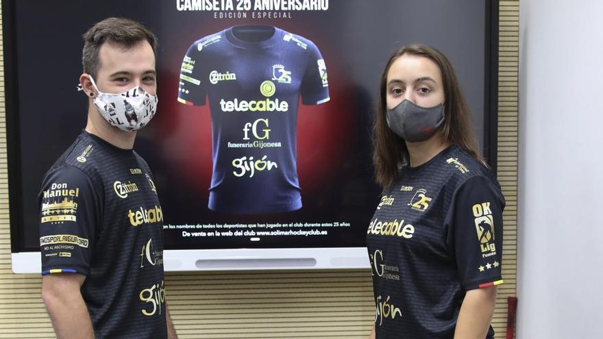 Adrián Varela y Sara Roces, con la camiseta conmemorativa del 25.º aniversario de la fundación del club.