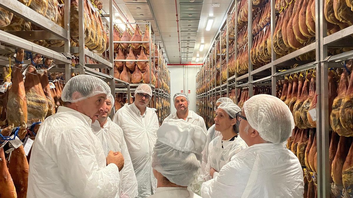 El consejero Javier Rincón visita las instalaciones de la Corporación Agroalimentaria Naturuel, en la provincia de Teruel El consejero Javier Rincón visita las instalaciones de la Corporación Agroalimentaria Naturuel, en la provincia de Teruel.