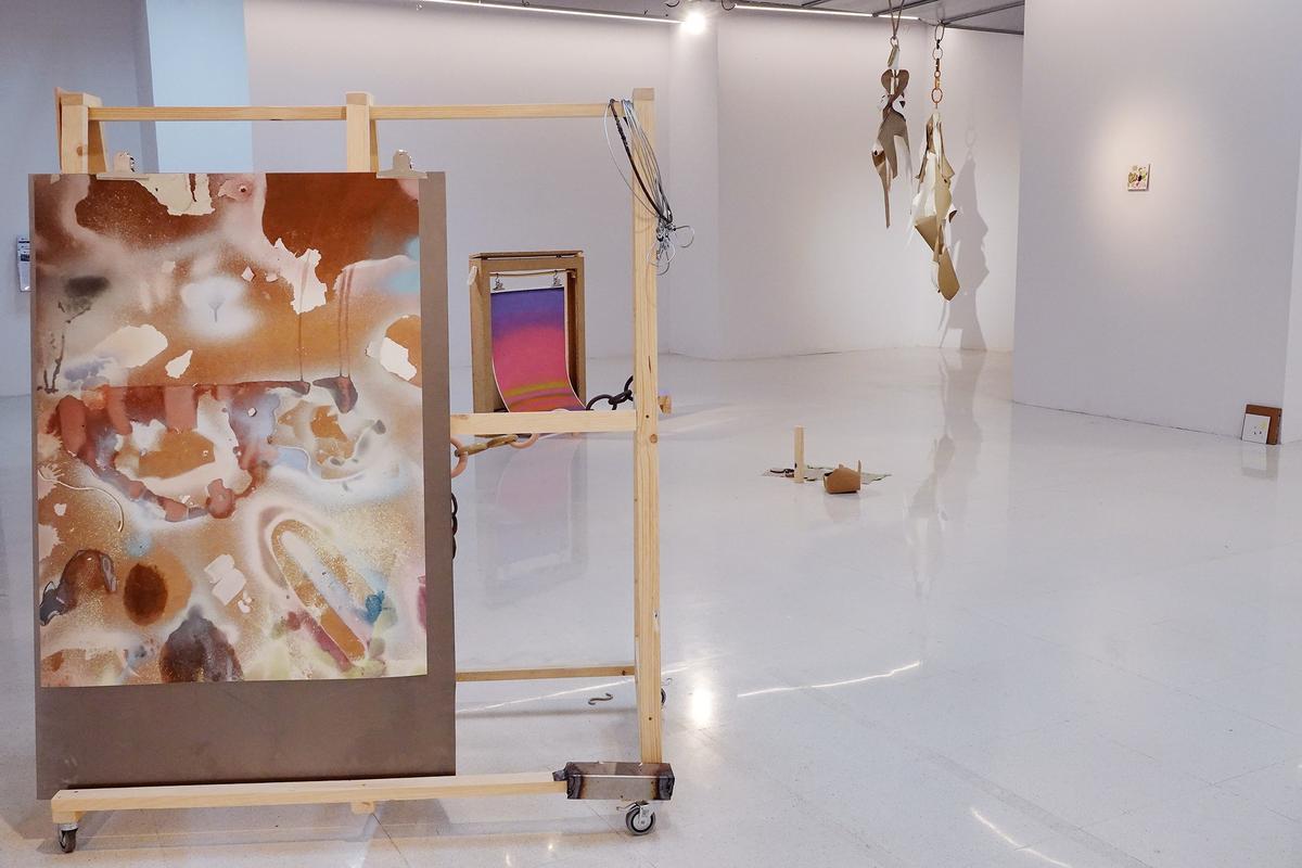 Exposición 'Un huir sin término', de la artista malagueña Natalia Cardoso, que expone en la Facultad de Bellas Artes de la UMA
