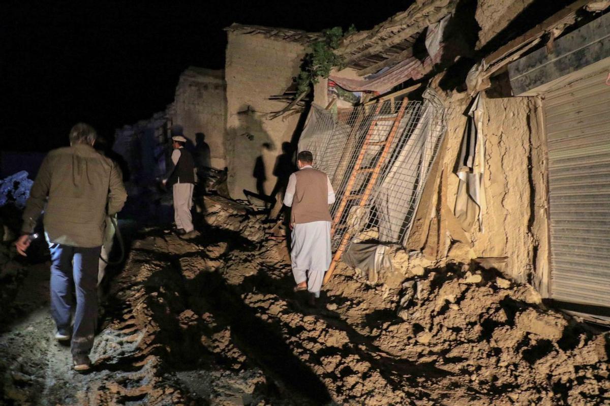 Gayan (Afghanistan), 22/06/2022.- People walk in a street with damaged houses after an earthquake, in Gayan village, Paktia province, Afghanistan, 22 June 2022. More than 1,000 people were killed and over 1,500 others injured after a 5.9 magnitude earthquake hit eastern Afghanistan before dawn on 22 June, Afghanistan’s state-run Bakhtar News Agency reported. According to authorities the death toll is likely to rise. (Terremoto/sismo, Afganistán) EFE/EPA/STRINGER BEST QUALITY AVAILABLE