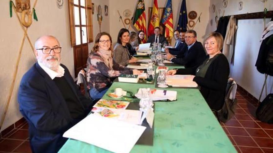 El pleno del Consell, durante su reunión de ayer en la Ermita de la Magdalena en Castellón.