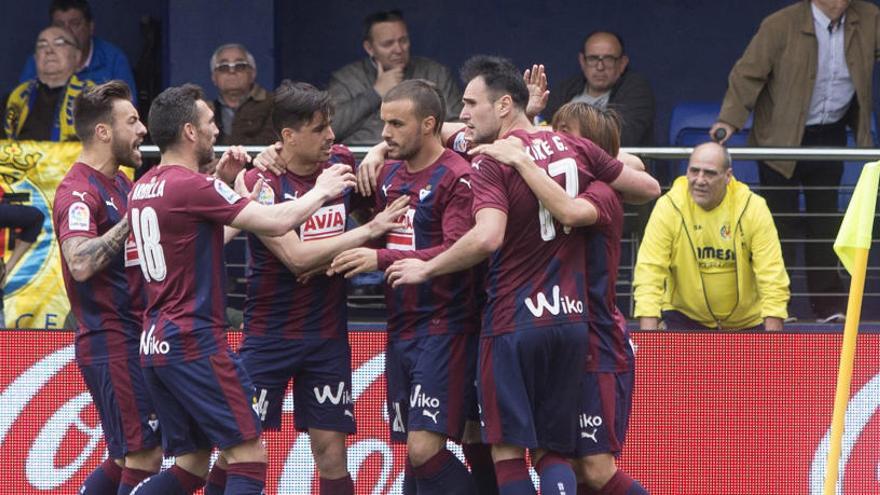 Los jugadores del Eibar celebran la victoria.