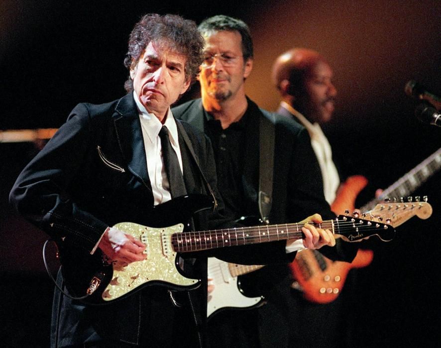 Dylan, junto a Eric Clapton, en un concierto  benéfico en Nueva York.