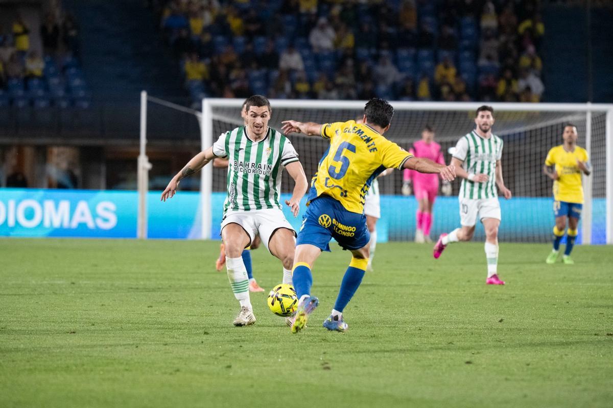 Adrián Fuentes disputa un balón con Clemente en el duelo ante Las Palmas.