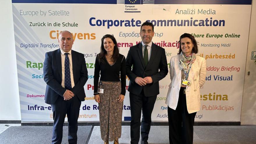 López, segundo por la derecha, este viernes en Bruselas.