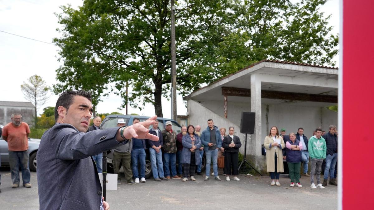 Luis López explicó el proyecto a los vecinos.