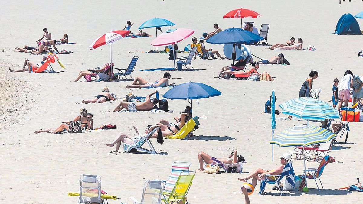Bañistas tomando el sol en una playa del Grau este verano.