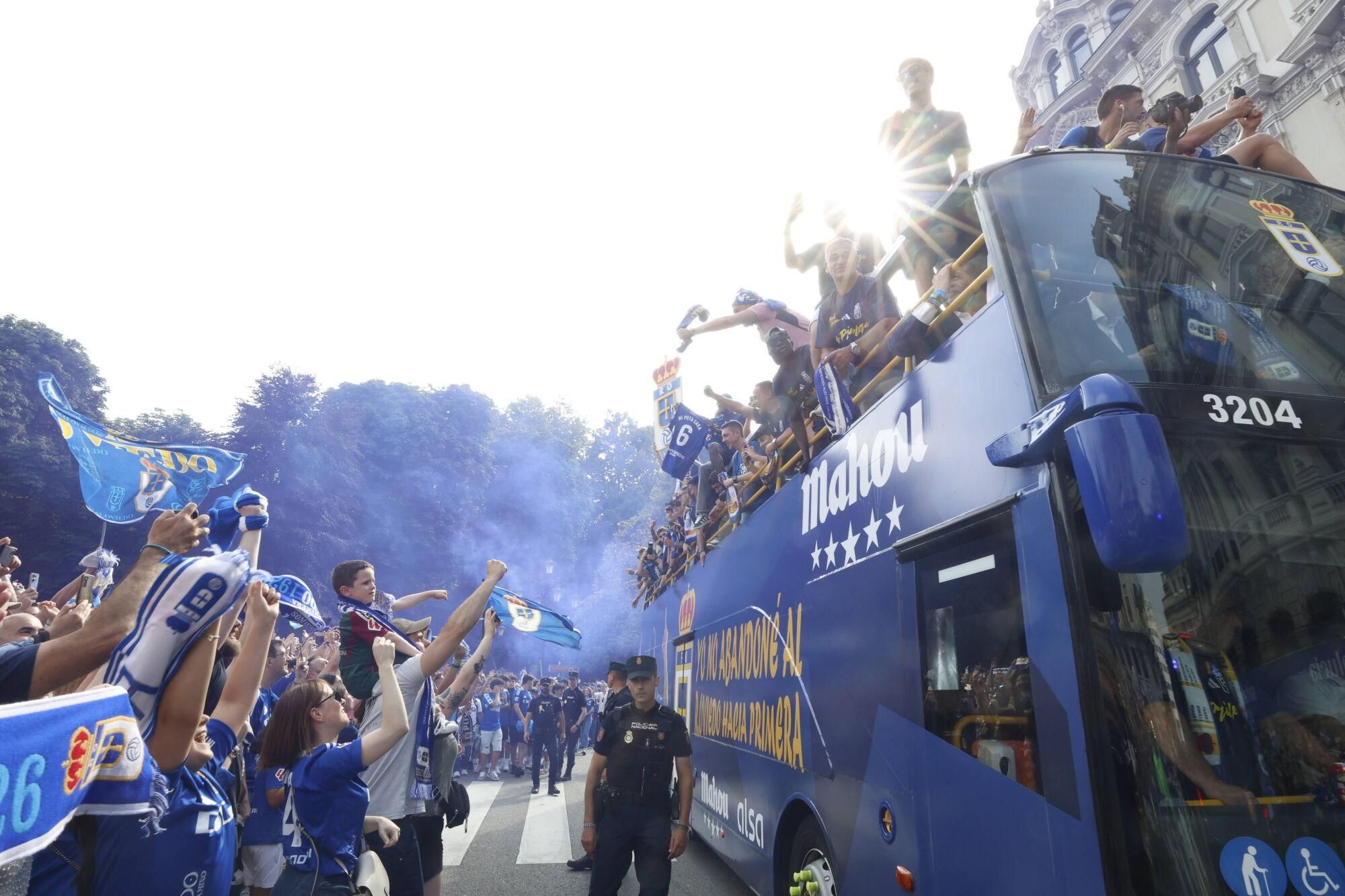 Locura azul en las calles de Oviedo para celebrar el ascenso del equipo a Primera División