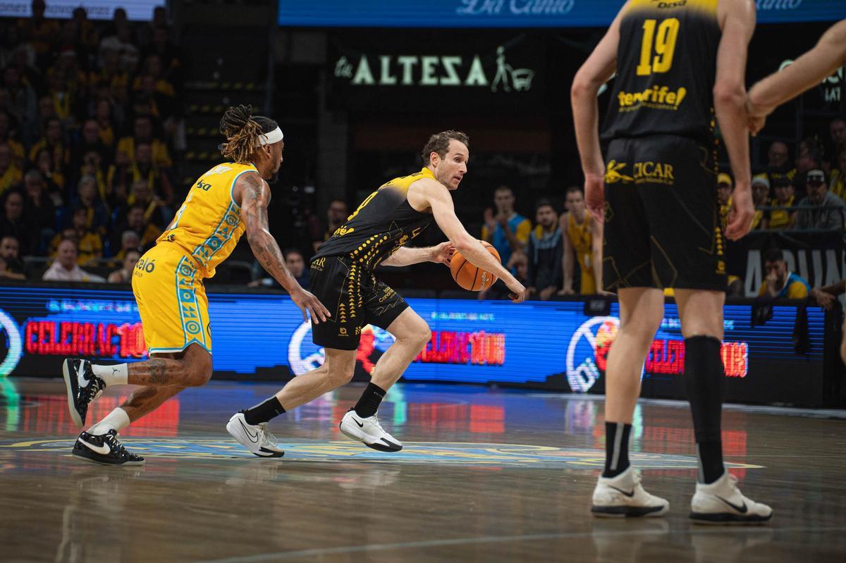 Marcelinho Huertas, defendido por Albicy en el derbi canario de la ACB.