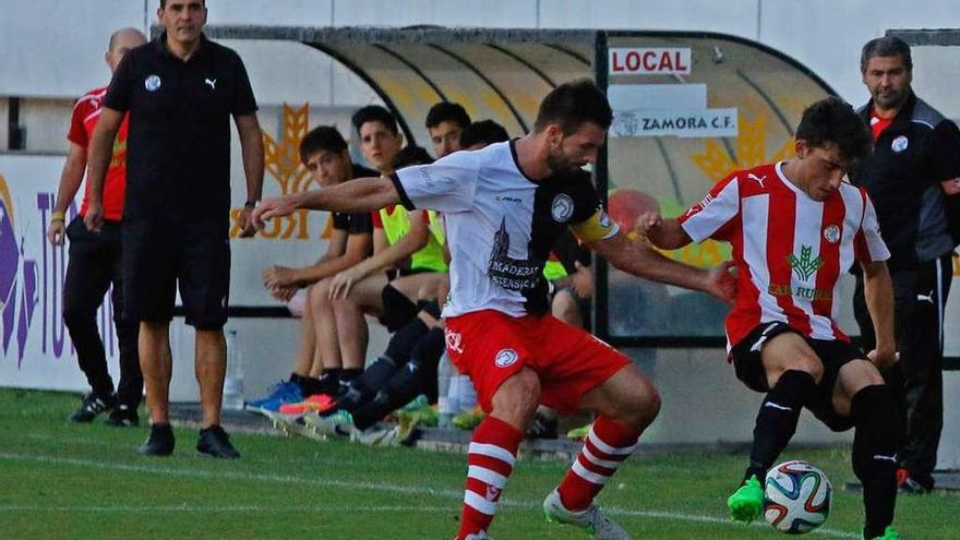 Ioritz protege el balón ante la mirada de Miguel Losada, en un partido con el B.