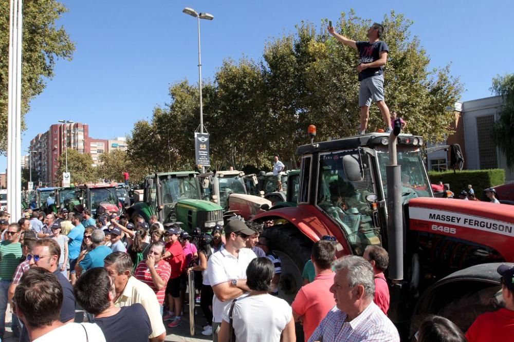 Protesta de agricultores en la Asamblea Regional