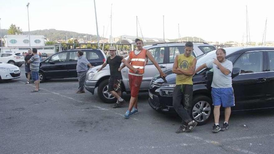 Feriantes esperan a que la grúa retire los coches. // Santos A.