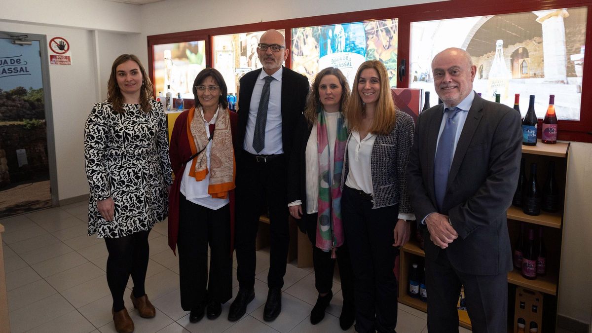 Tras finalizar el acto institucional, los presentes se han desplazado a la planta embotelladora de Agua de Benassal.