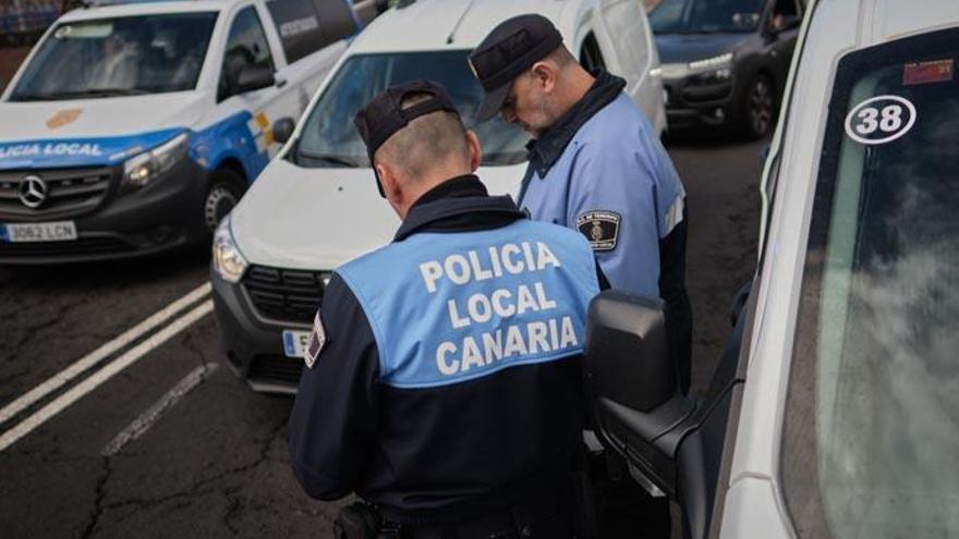 Dos agentes de la policía Local durante uno de los controles realizados en Santa Cruz.