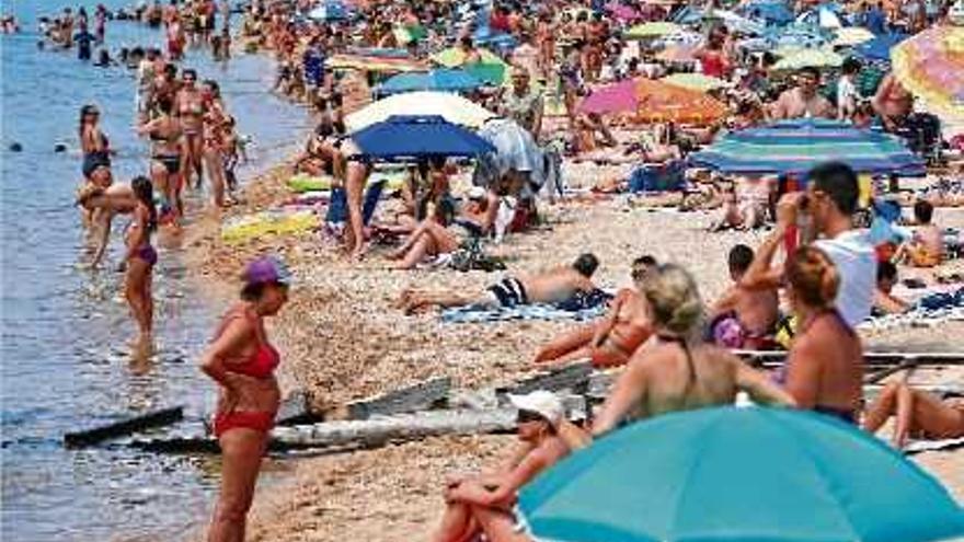 Ambient de calor a la platja de Palamós en una jornada en què les temperatures es van mantenir altes.