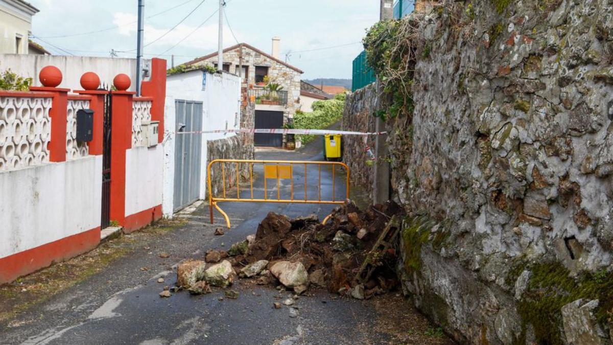 Cortan una calle en Sobradelo por la caída de un muro | IÑAKI ABELLA