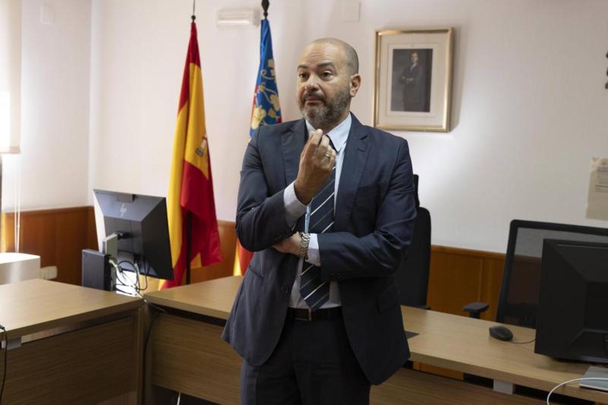 El juez David Cabrera en la sala de vistas que utiliza actualmente en el edificio de la plaza del Sufragio.